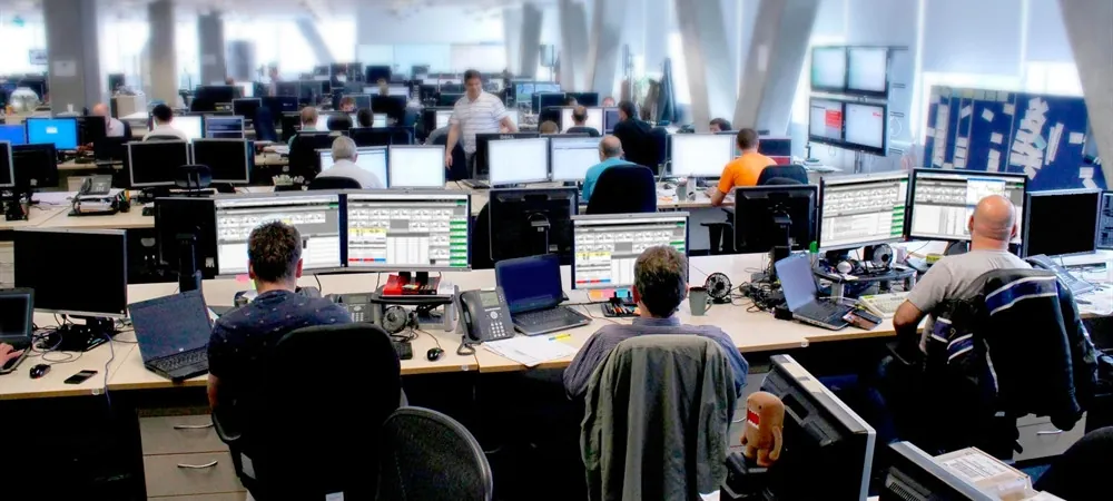 Bild eins Großraumbüros mit zahlreichen PC-Arbeitsplätzen